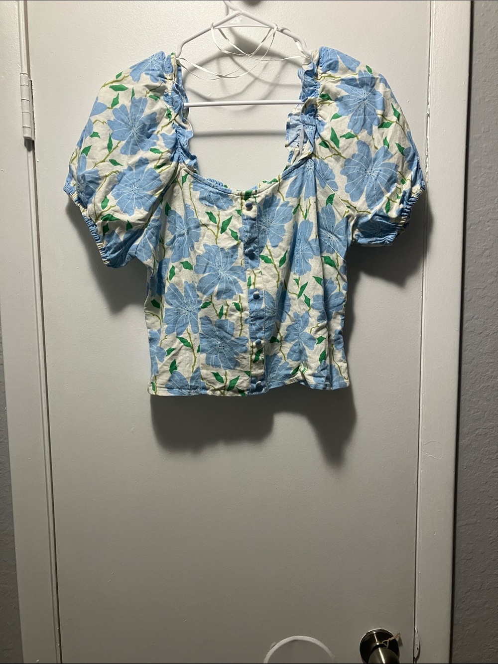 Who What Wear Blue and White Floral Puff-Sleeve Crop Top